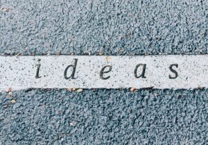 Imagen de un camino, donde pone escrito la palabra ideas, para ilustrar el artículo de ÂVAT sobre innovación